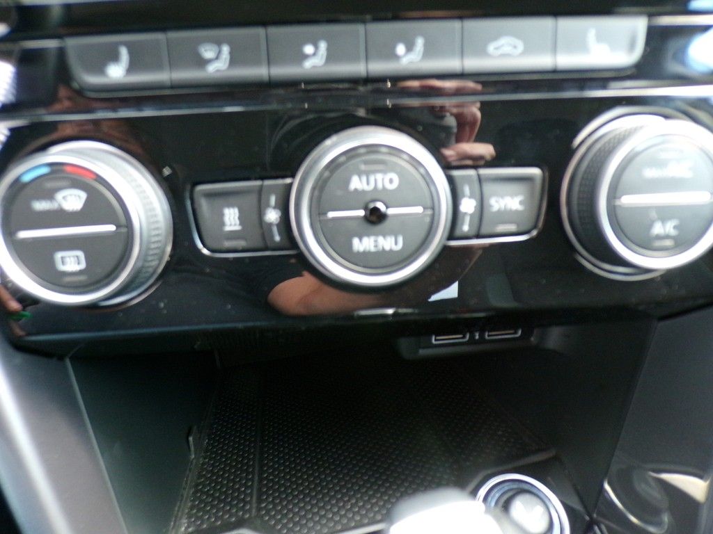 Volkswagen T-Roc 1.5 TSI Style - Samsaru's Car Outlet