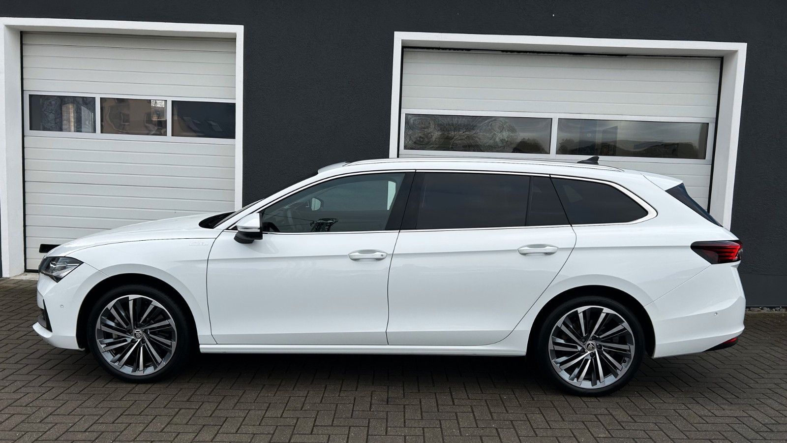 Skoda SUPERB COMBI 4x4 L&K*STHEIZ*VOLL*GARANTIE-2030*