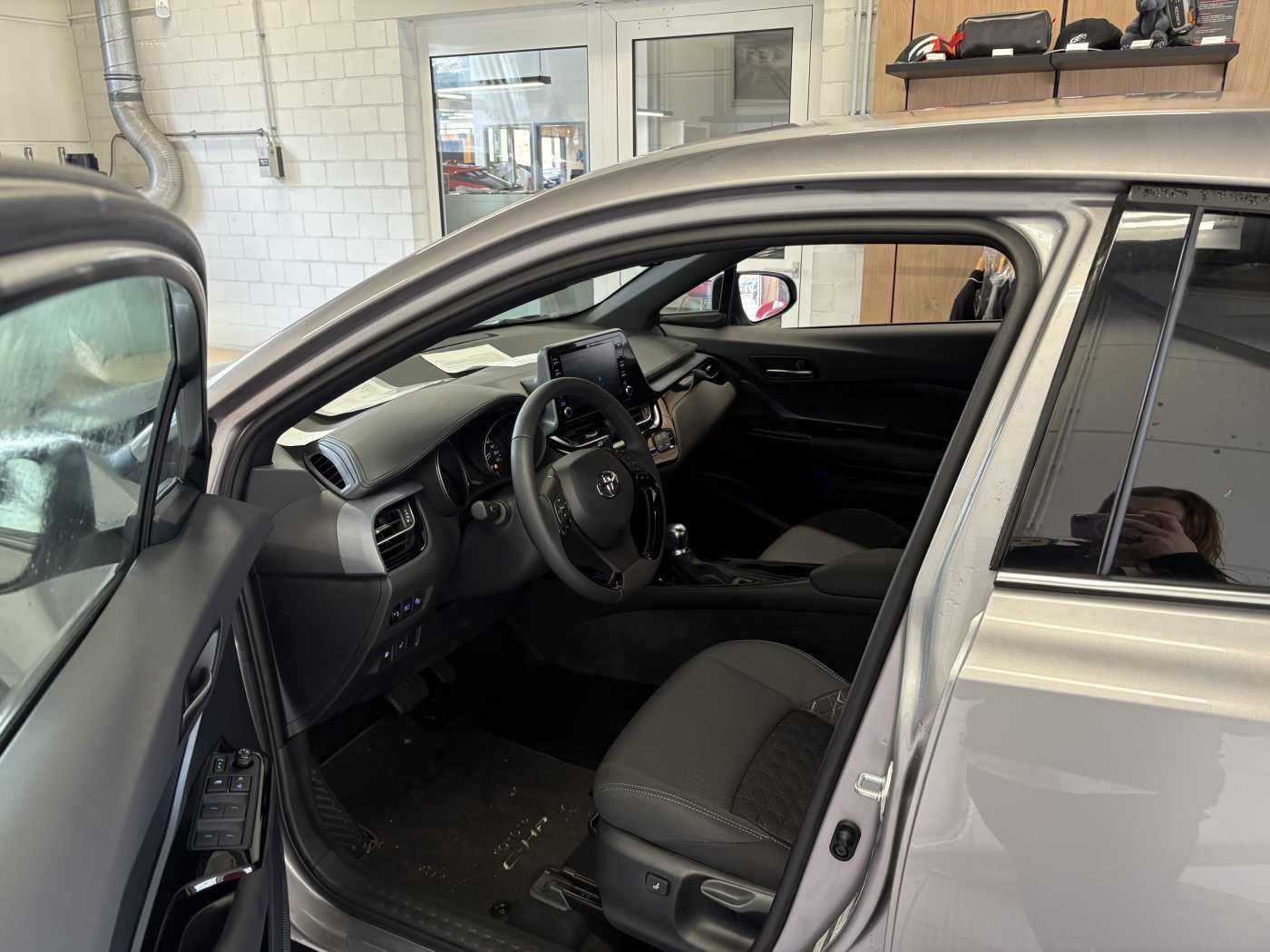 Toyota C-HR Hybrid Style - Samsaru's Car Outlet