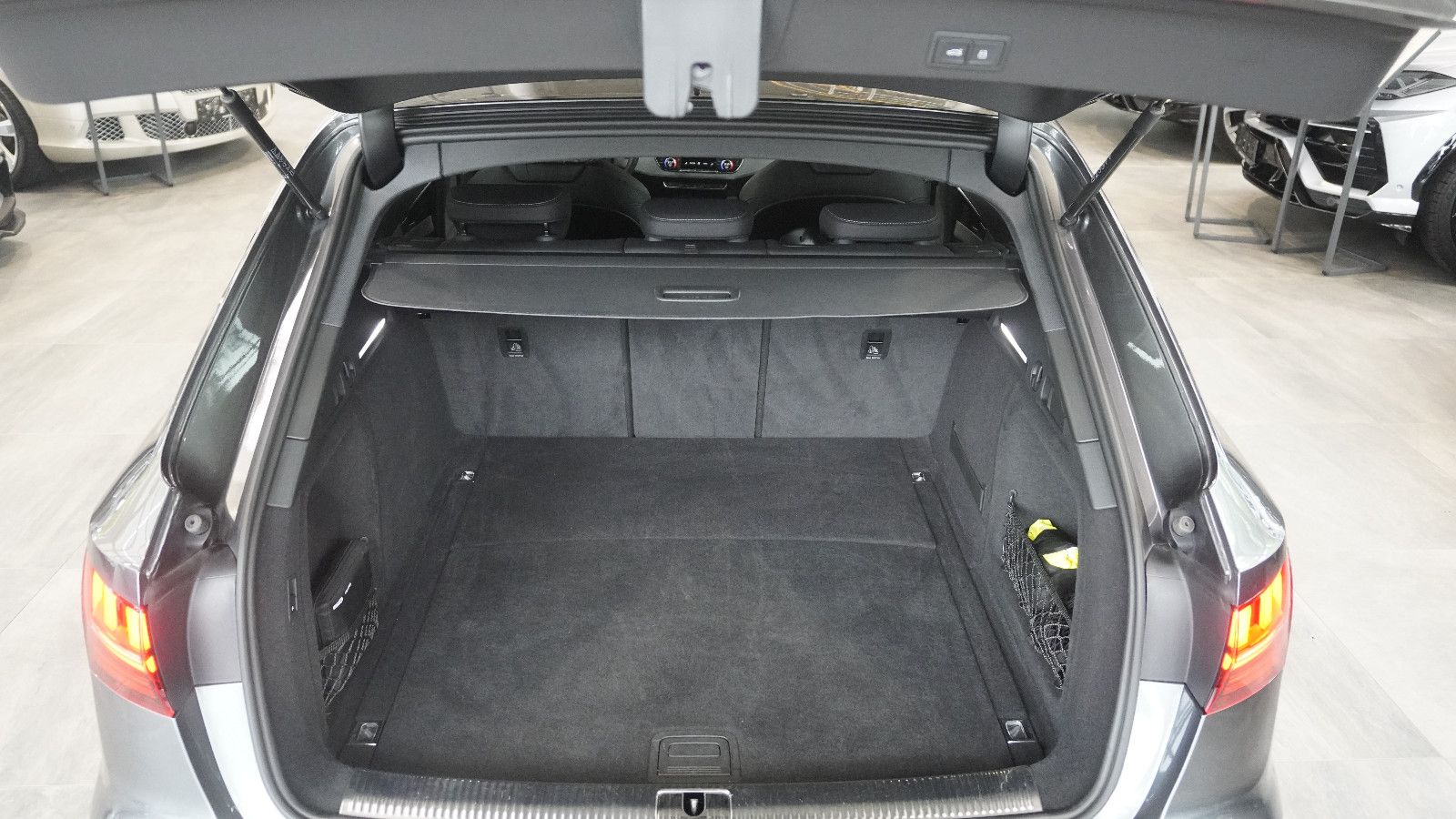 Audi A4 Avant 40 TFSI quattro S line - Samsaru's Car Outlet