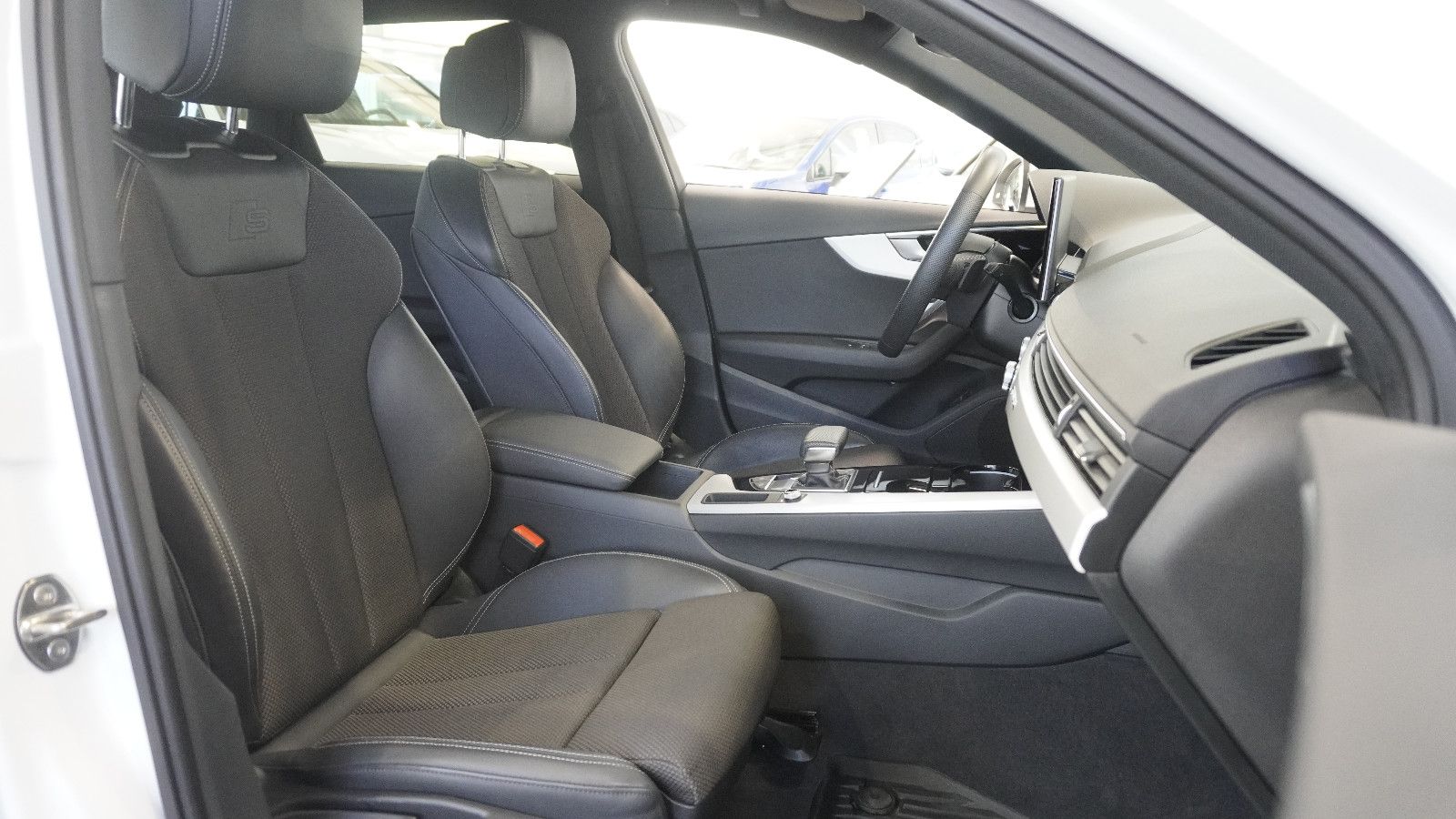Audi A4 Avant 40 TFSI quatt S line - Samsaru's Car Outlet