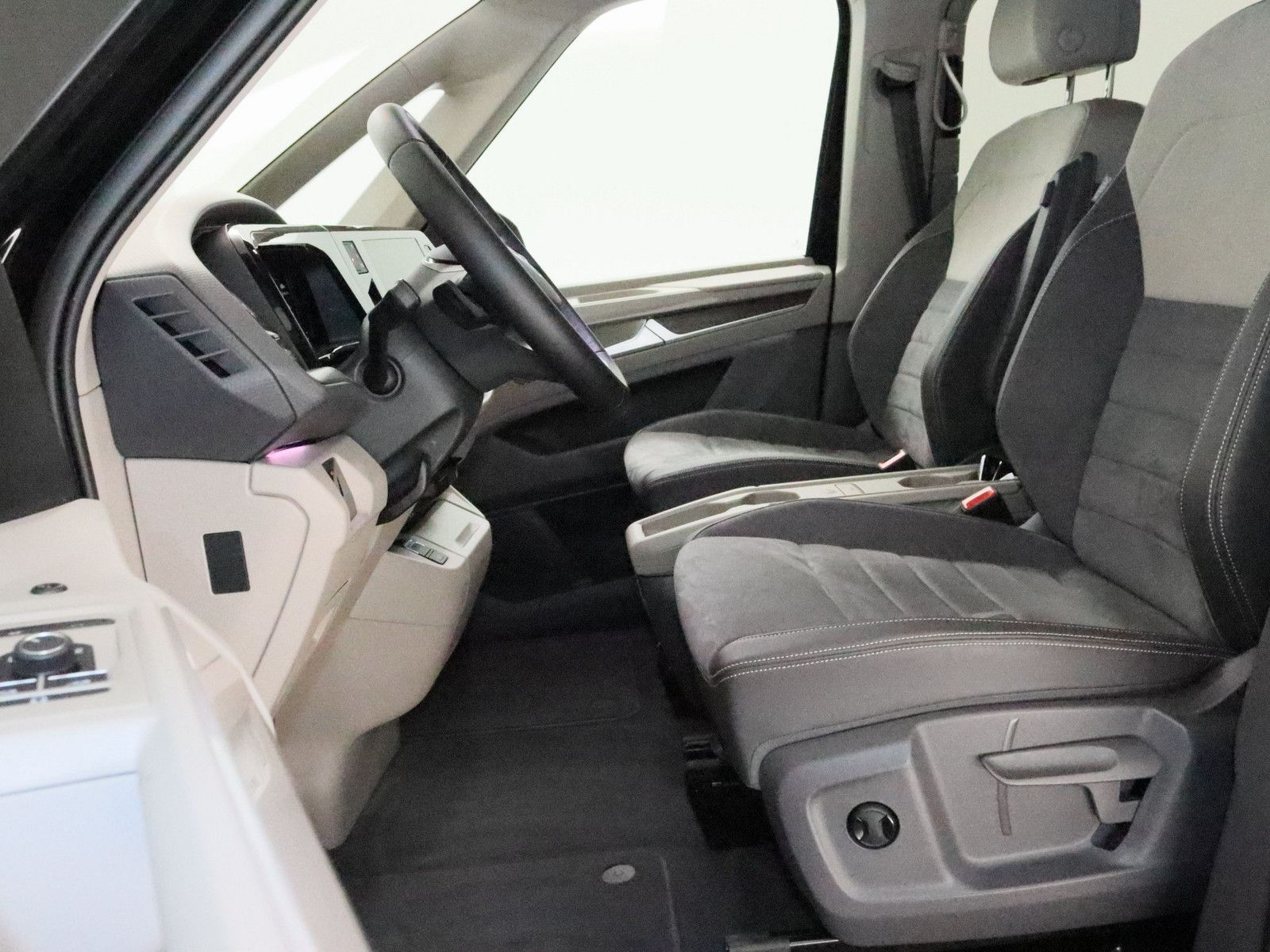 Volkswagen T7 Multivan 2.0 TDI Style - Samsaru's Car Outlet