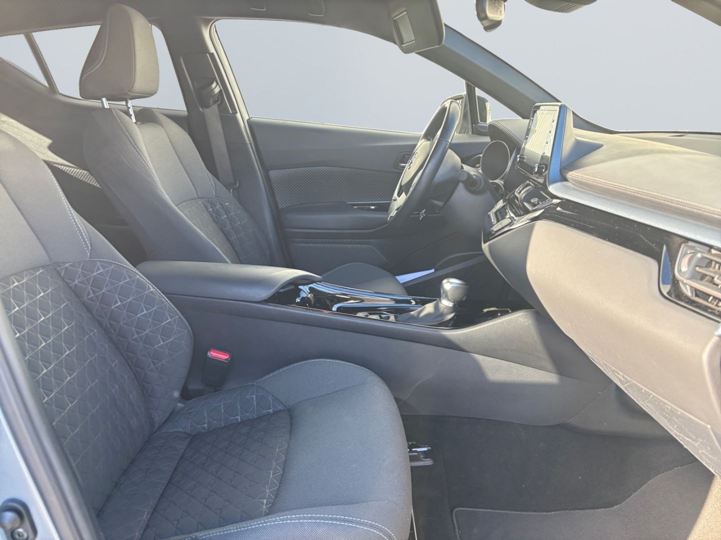Toyota C-HR 2.0 Hybrid Team - Samsaru's Car Outlet