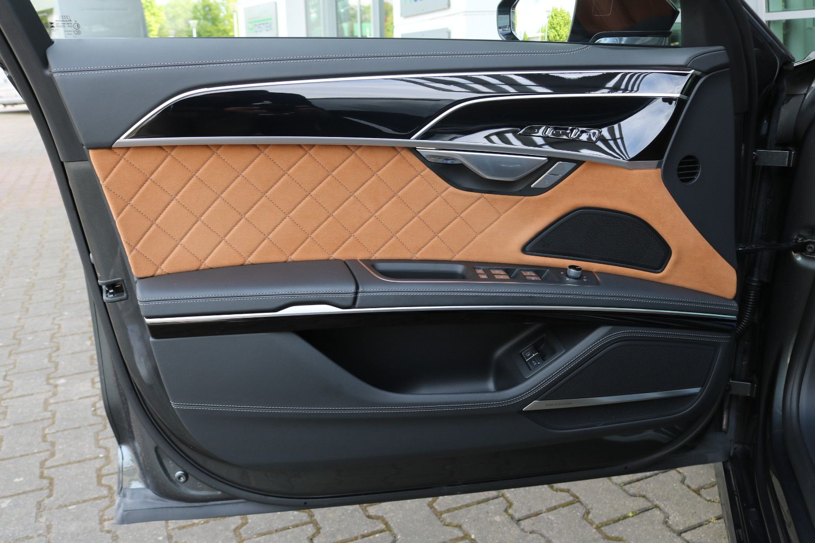 Audi A8 L 60 TFSI e Lang S line - Samsaru's Car Outlet