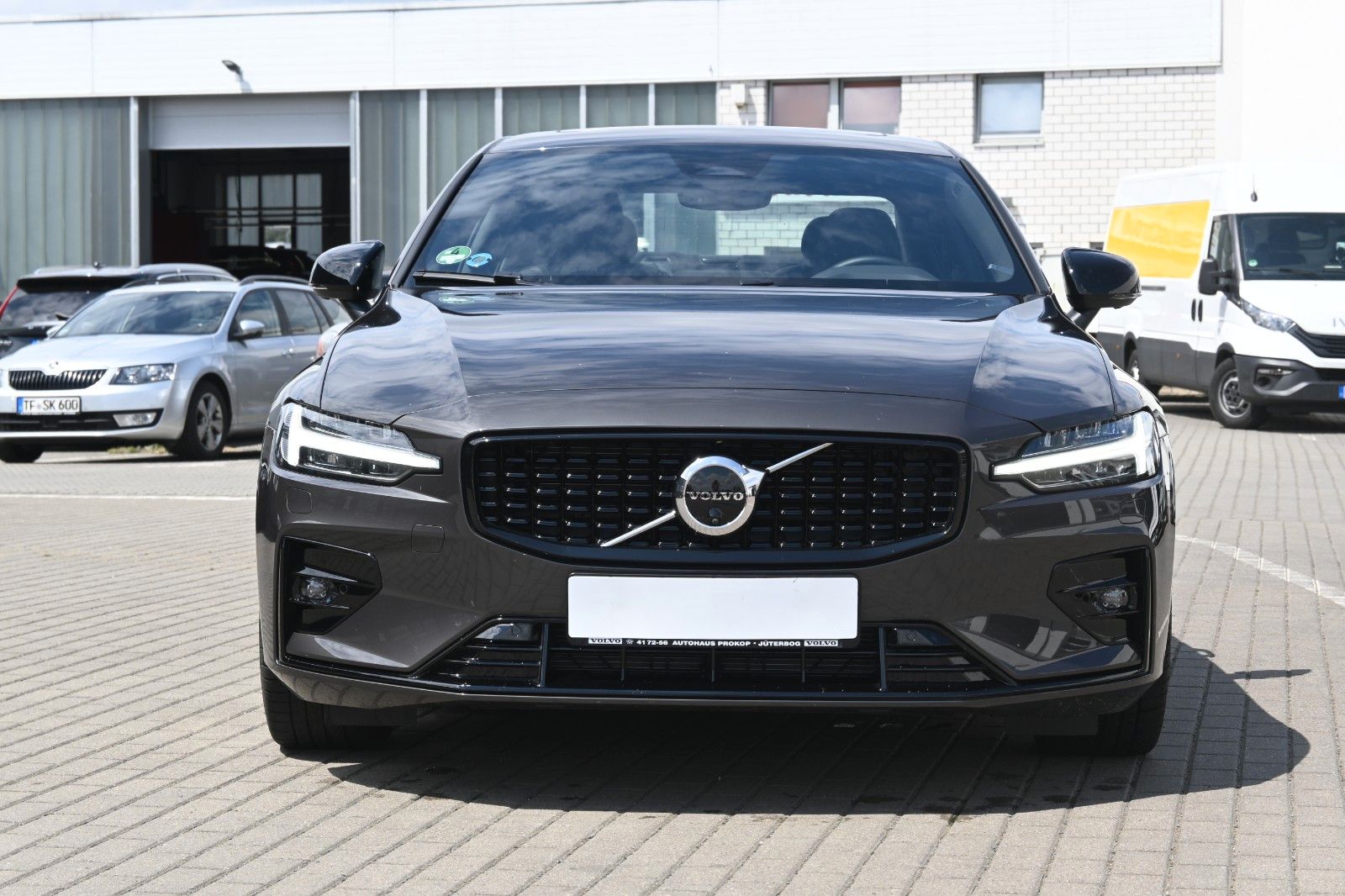 Volvo S60 B4 Benzin Plus Dark*PANO*STHZG*360°*H&K*
