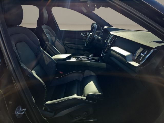 Volvo XC60 B5 B AWD Plus Dark - Samsaru's Car Outlet
