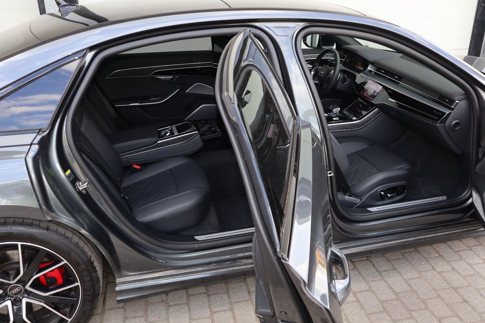 Audi A8L 60 TFSIe lang S-Line BLACK - Samsaru's Car Outlet