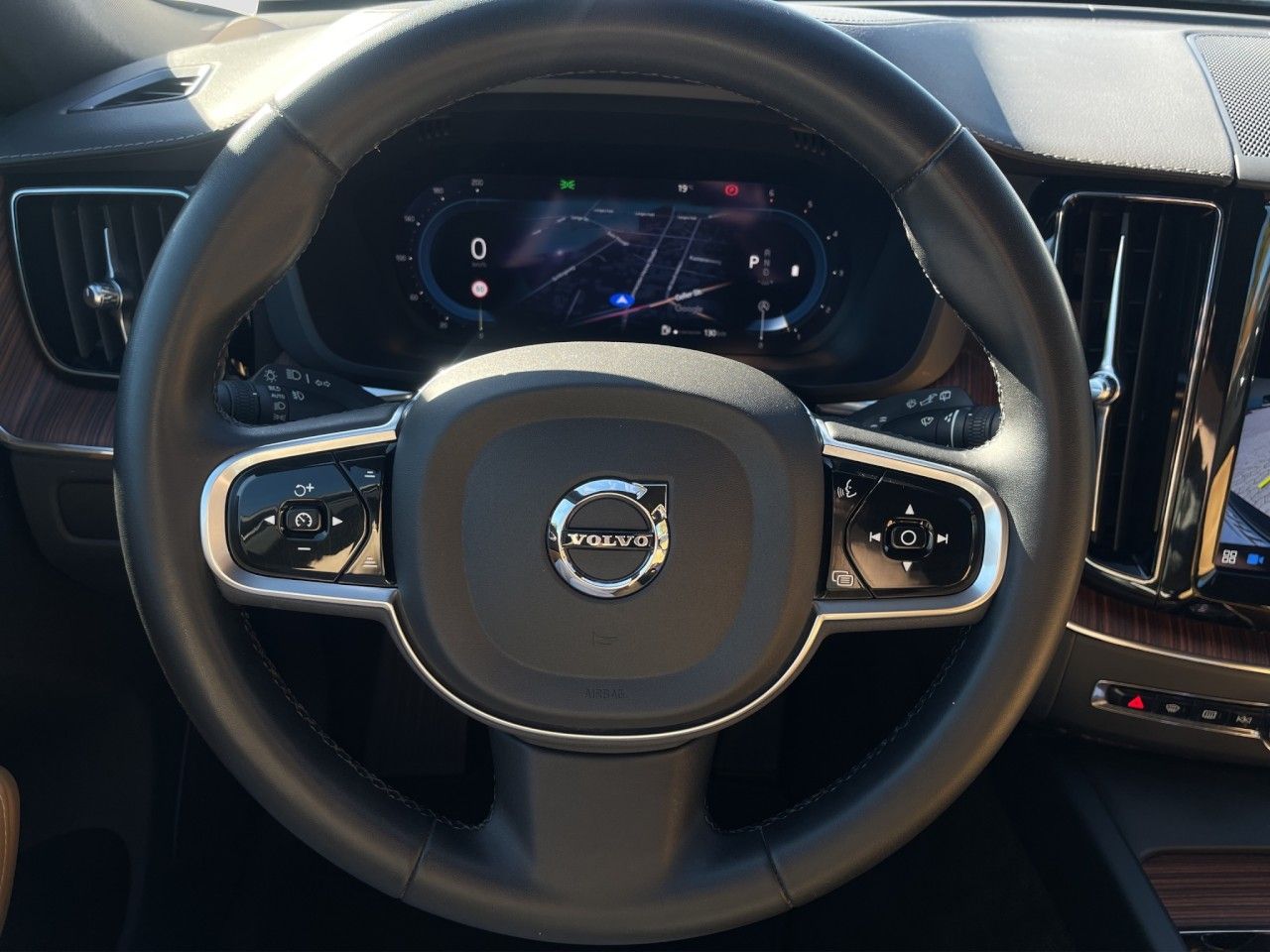 Volvo XC60 B5 Ultimate Dark AWD/AHK/Pano/Standhz/20Zo