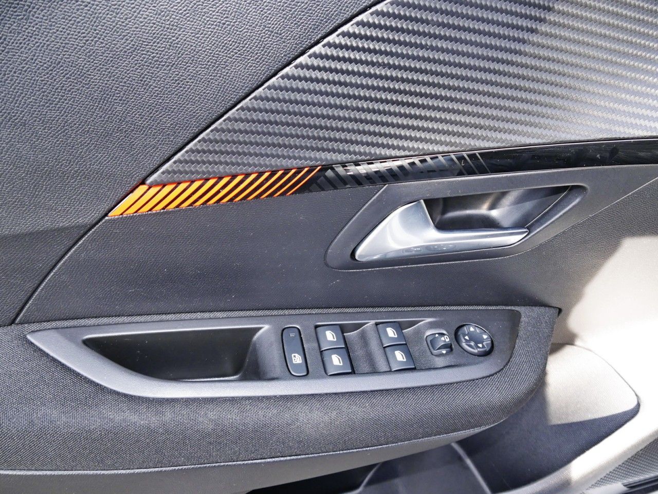 Peugeot 208-e Active Pack 136 - Samsaru's Car Outlet