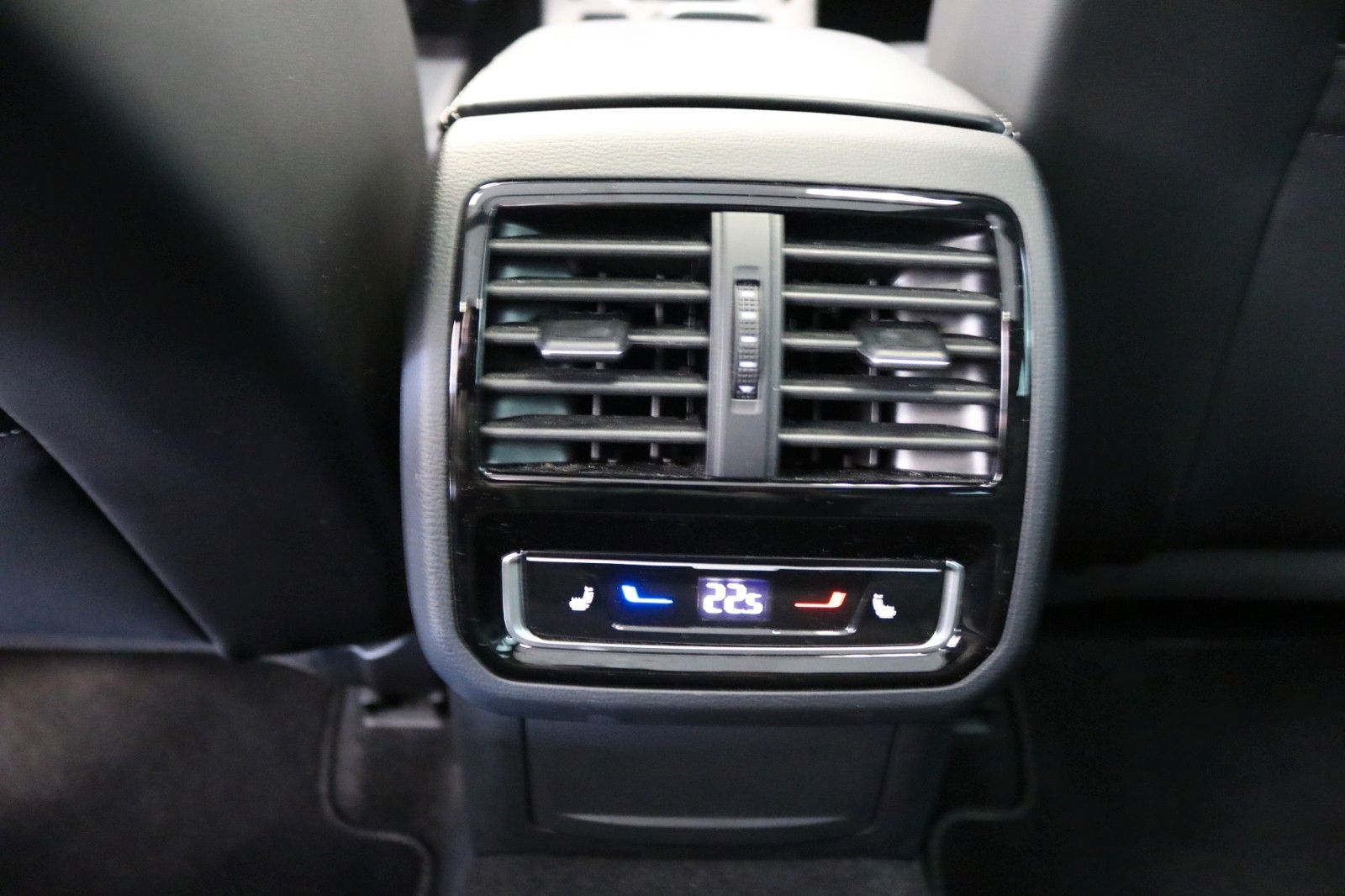 Volkswagen Passat 4M  R-Line DCC STHZ 360 Matrix Pano Leder