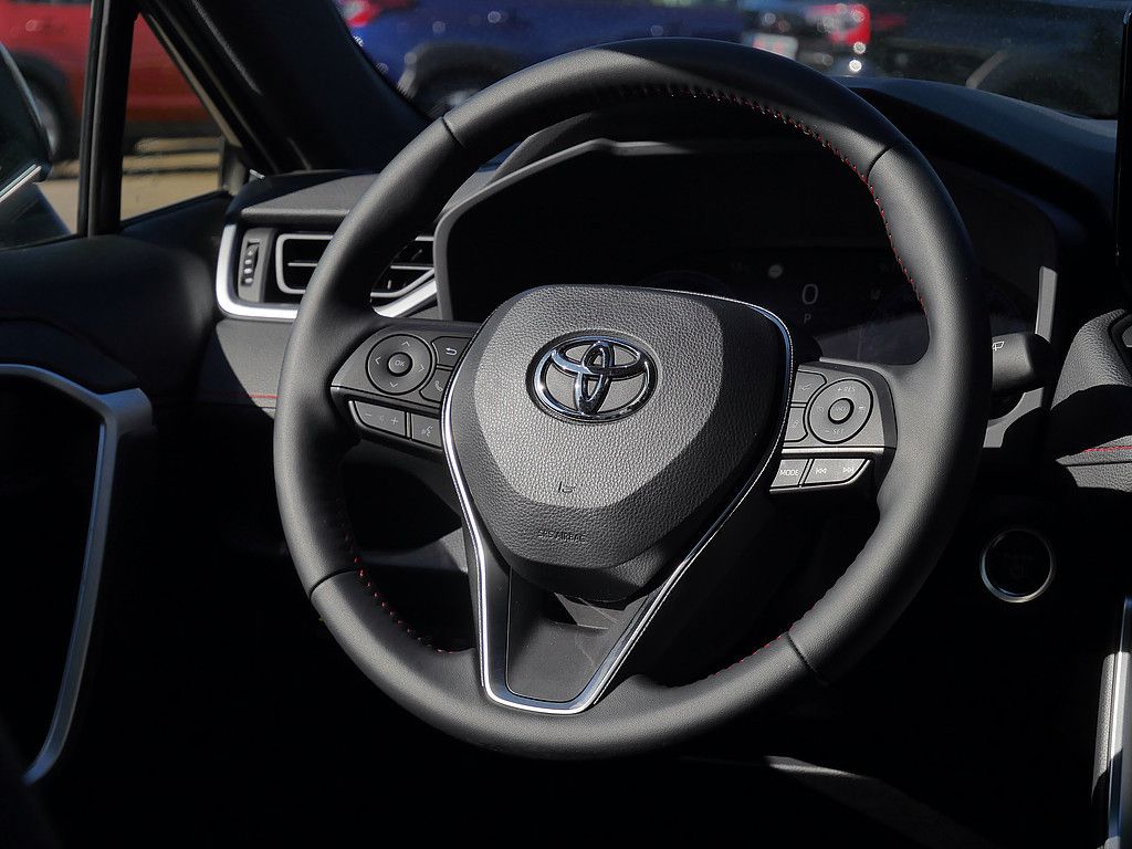 Toyota RAV 4 Plug-in Hybrid 4x4 AHK 1850 KG HUD teampla