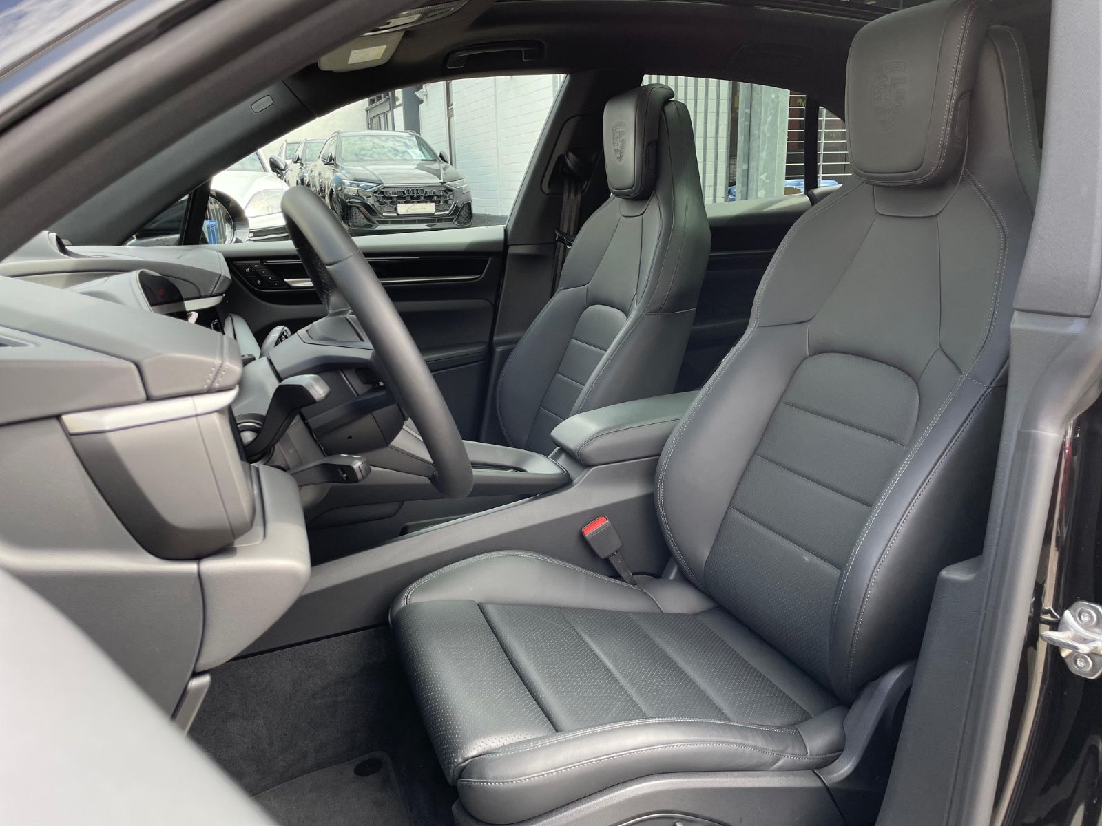 Porsche Macan 4 - Samsaru's Car Outlet