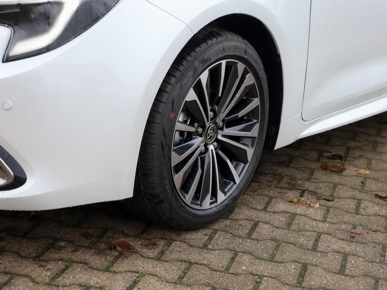 Toyota Corolla 1.8 Hybrid BLACK&WHITE NAVI SHZ PDC