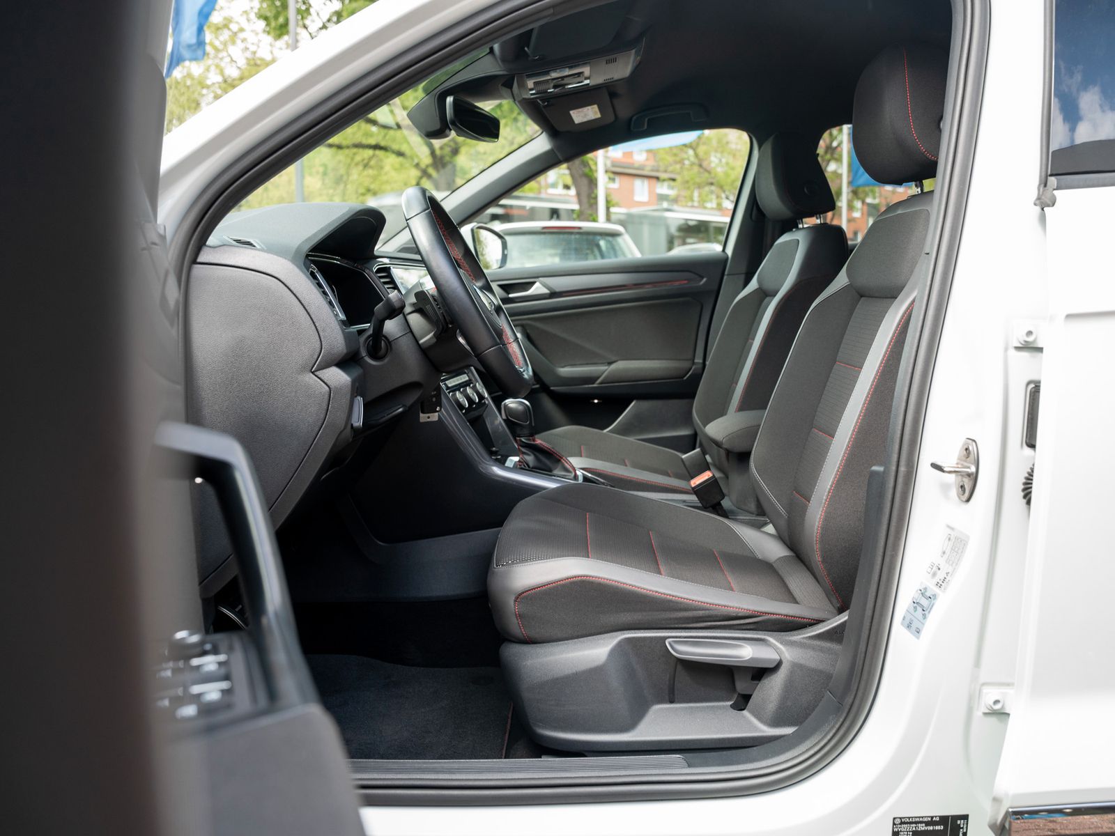 Volkswagen T-ROC Sport 1.5 TSI - Samsaru's Car Outlet