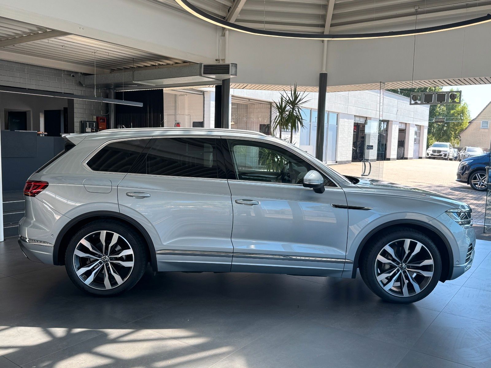 Volkswagen Touareg 3.0TDI Elegance 4Motion - Samsaru's Car Outlet