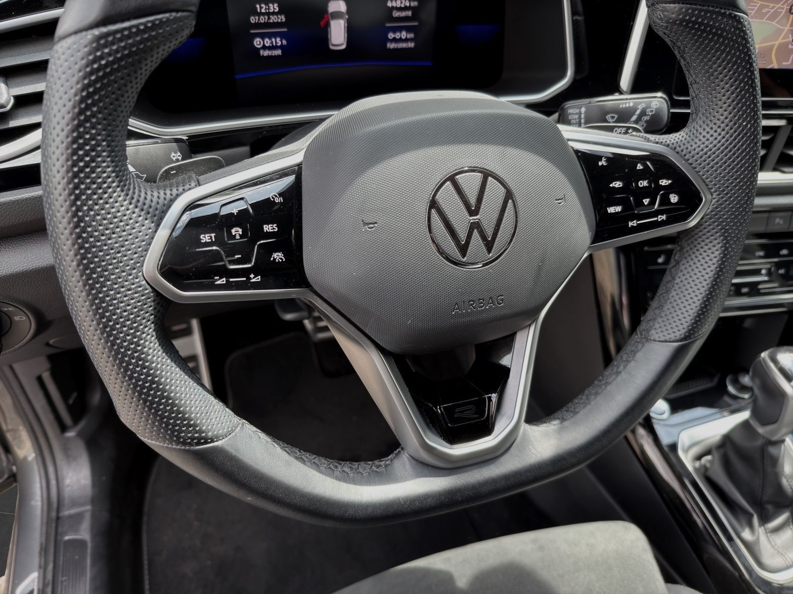 Volkswagen T-Roc R-LINE - Samsaru's Car Outlet