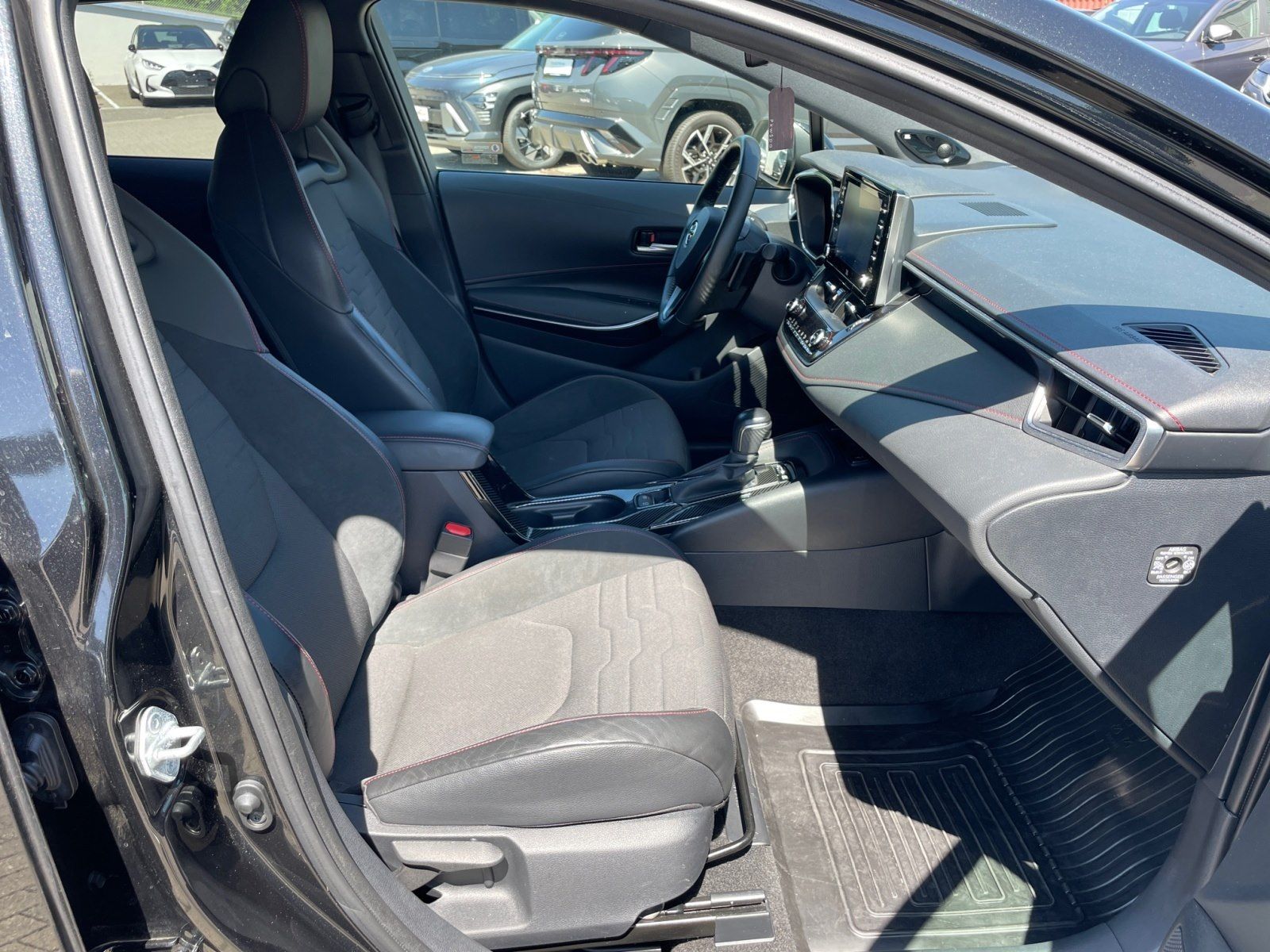 Toyota Corolla Touring Sports 2.0 Hybrid Lounge - Samsaru's Car Outlet
