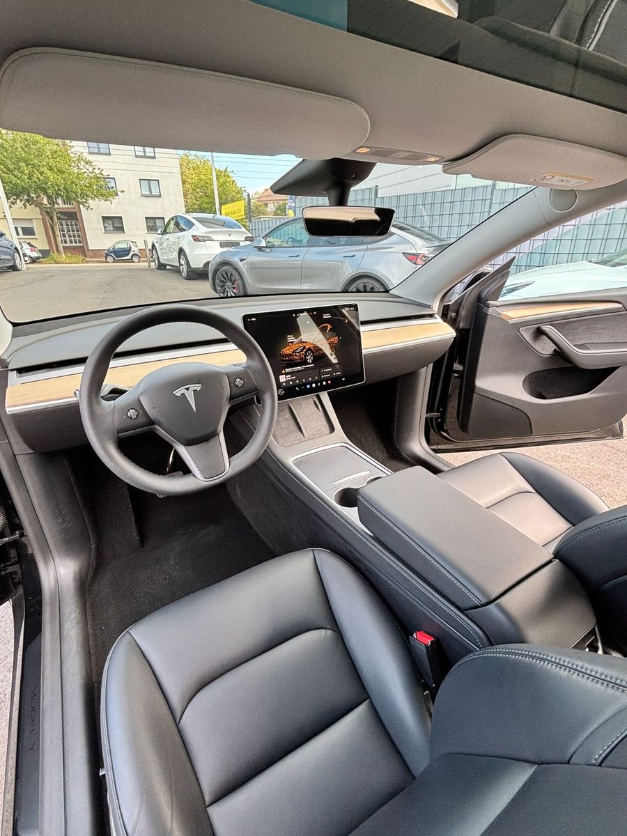 Tesla Model Y Basis RWD # black # AHK # MWST.