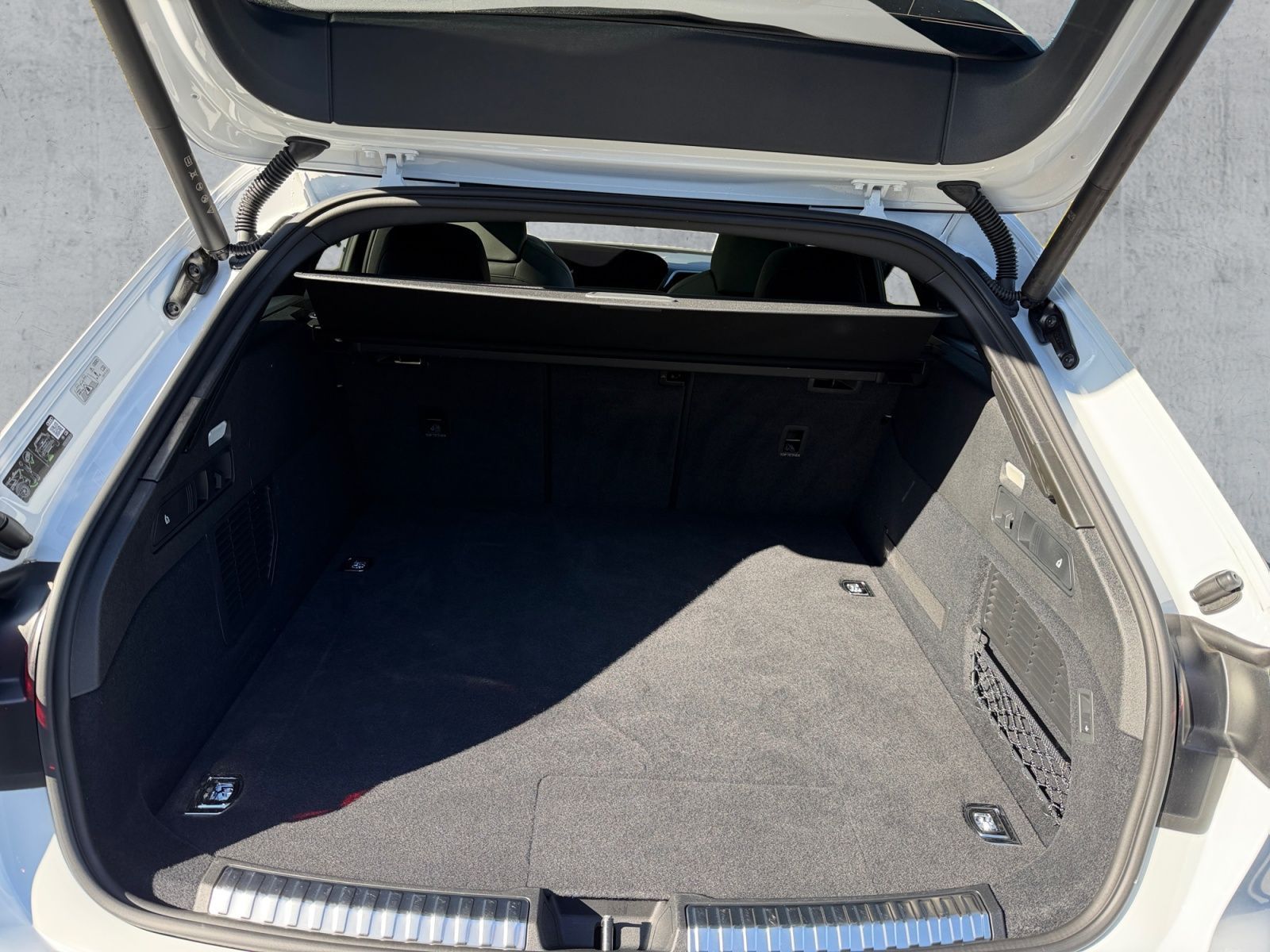 Audi A5 Avant e-hybrid 220kW S-LINE MATRIX+AHK+PANO