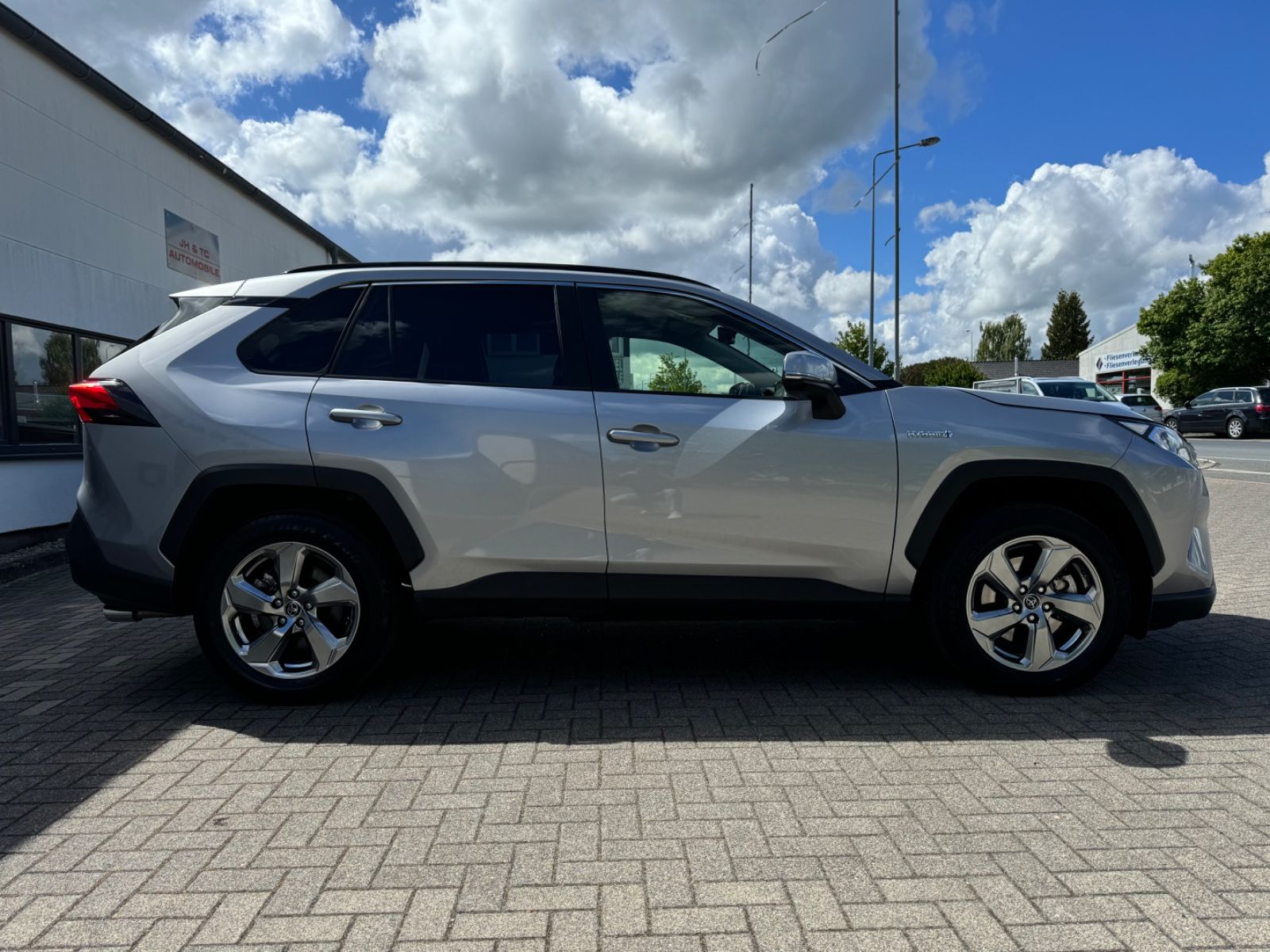 Toyota RAV4 Hybrid 4x2 - Samsaru's Car Outlet