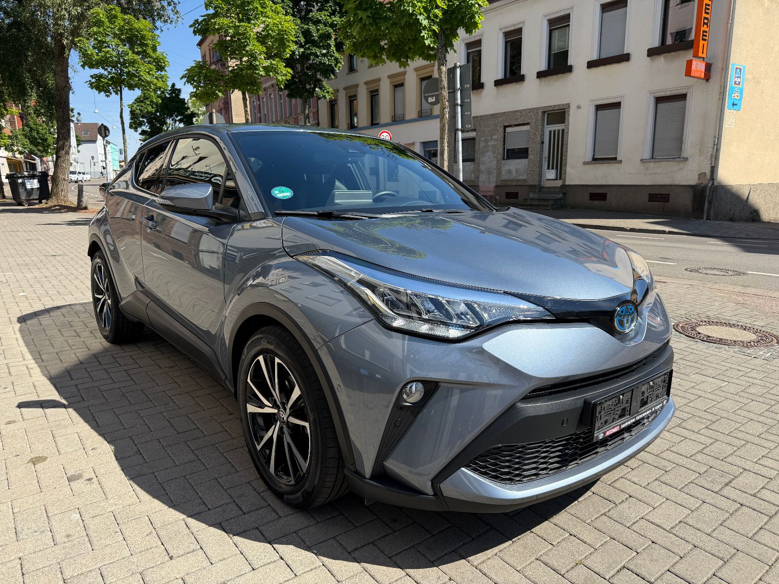 Toyota C-HR Hybrid 2.0 Team - Samsaru's Car Outlet