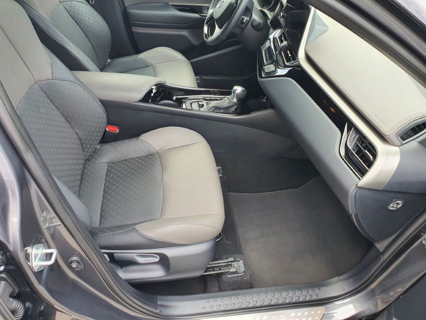 Toyota C-HR 2.0 Hybrid Lounge - Samsaru's Car Outlet