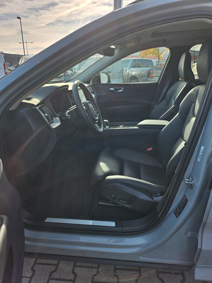 Volvo XC60 Plus Dark Recharge Plug-In Hybrid AWD