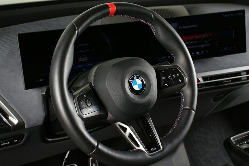 BMW iX M70 xDrive NP 144055.- AHK Pano B&W HuD ACC