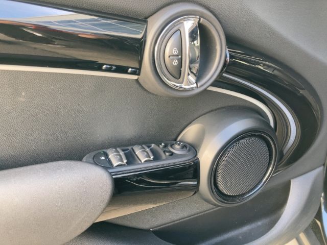 MINI Cooper Premium - Samsaru's Car Outlet