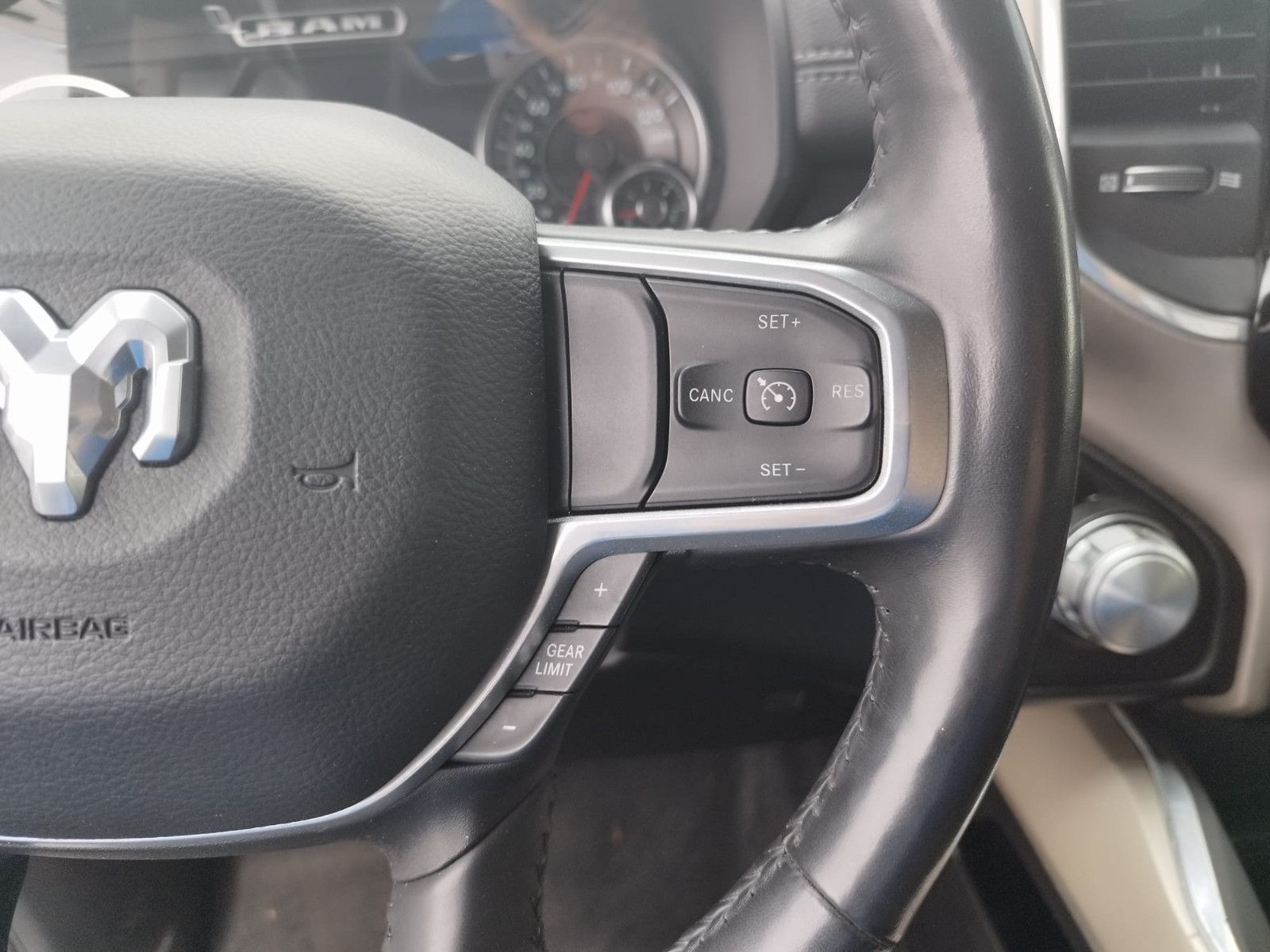 Dodge RAM 1500 Laramie Crew Cab 4x4  Kamera Leder LED
