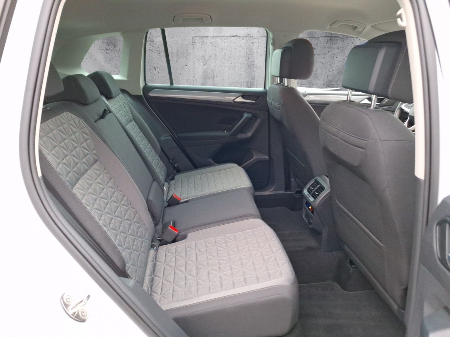 Volkswagen Tiguan 2.0 TDI Life - Samsaru's Car Outlet