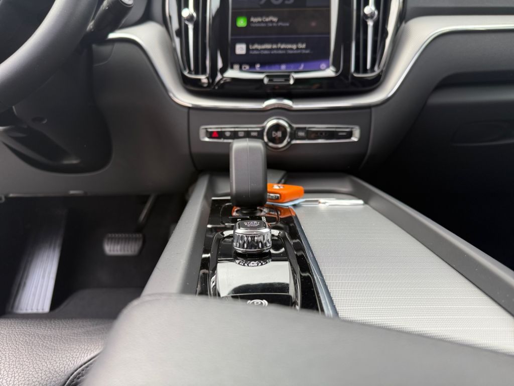Volvo XC60 T6 AWD Recharge Plus - Samsaru's Car Outlet