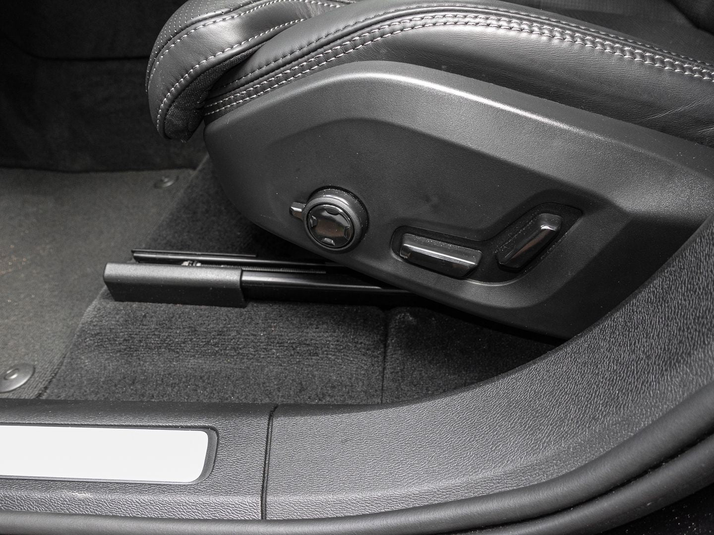 Volvo XC60 Ultra Dark Recharge Plug-In Hybrid AWD T8 T