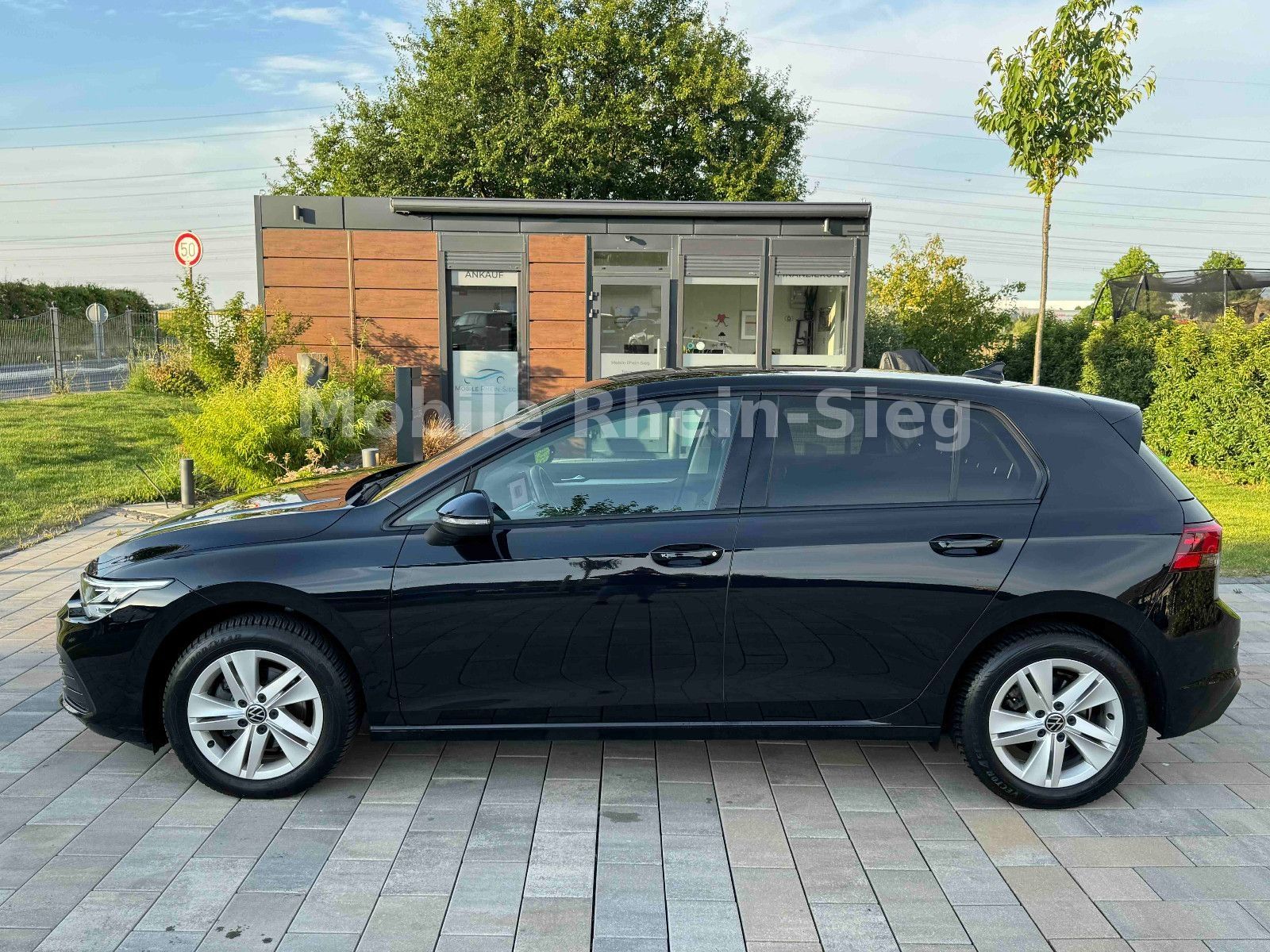 Volkswagen Golf 8 2.0 TDI Life - Samsaru's Car Outlet