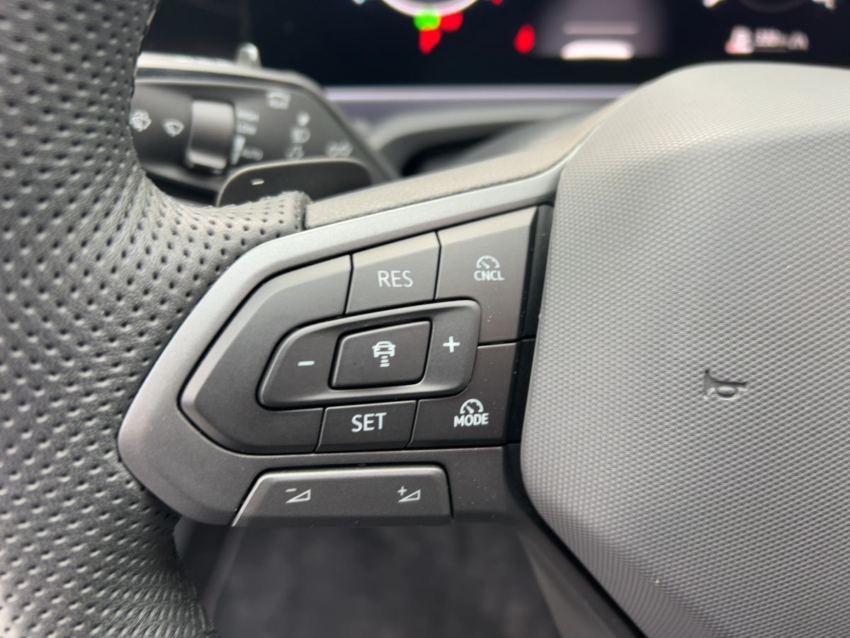 Volkswagen Passat R-Line "Signature" 2.0 TDI DSG 4M AHK DCC