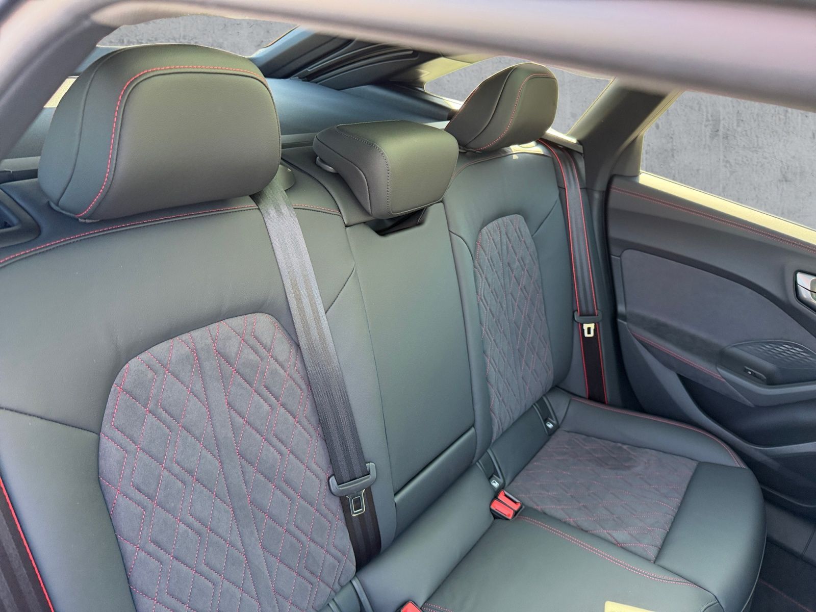 Audi A5 Avant e-hybrid 220kW S-LINE MATRIX+AHK+PANO