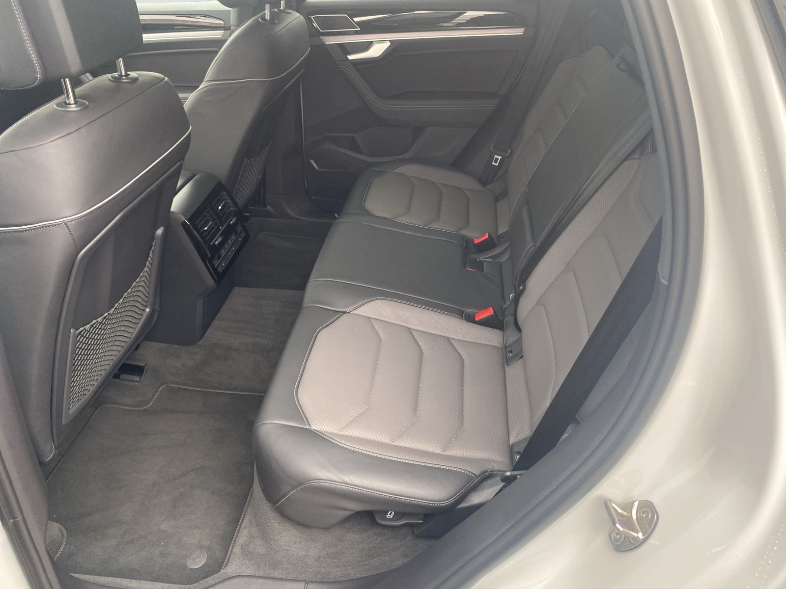 Volkswagen Touareg 3.0 TDI R-Line 4Motion - Samsaru's Car Outlet