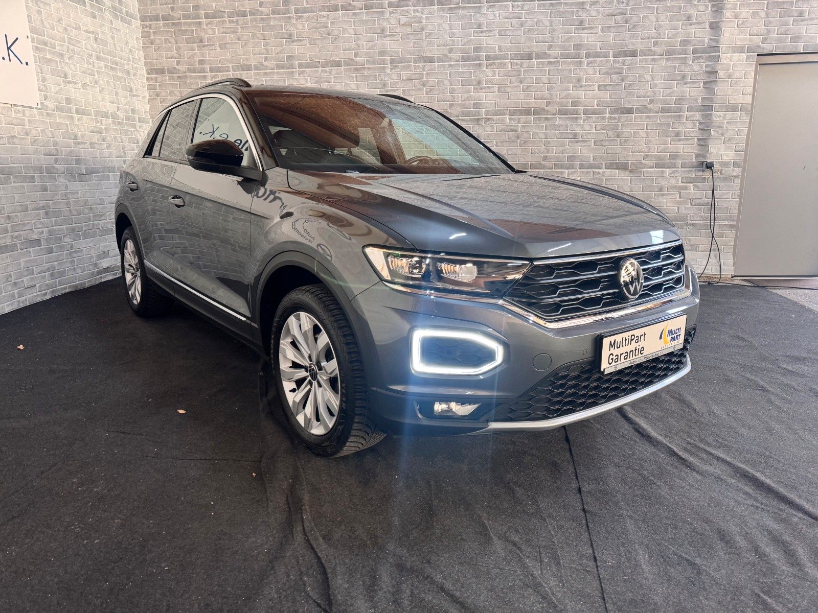 Volkswagen T-Roc Sport 1.5 TSI ACT - Samsaru's Car Outlet