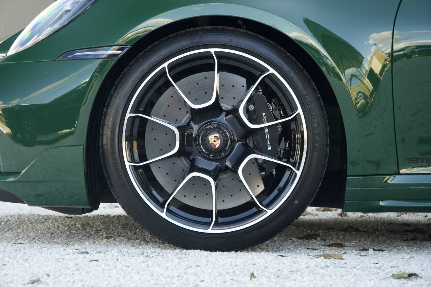 Porsche 992 TurboS Irishgreen Heritage SportDesign Lift