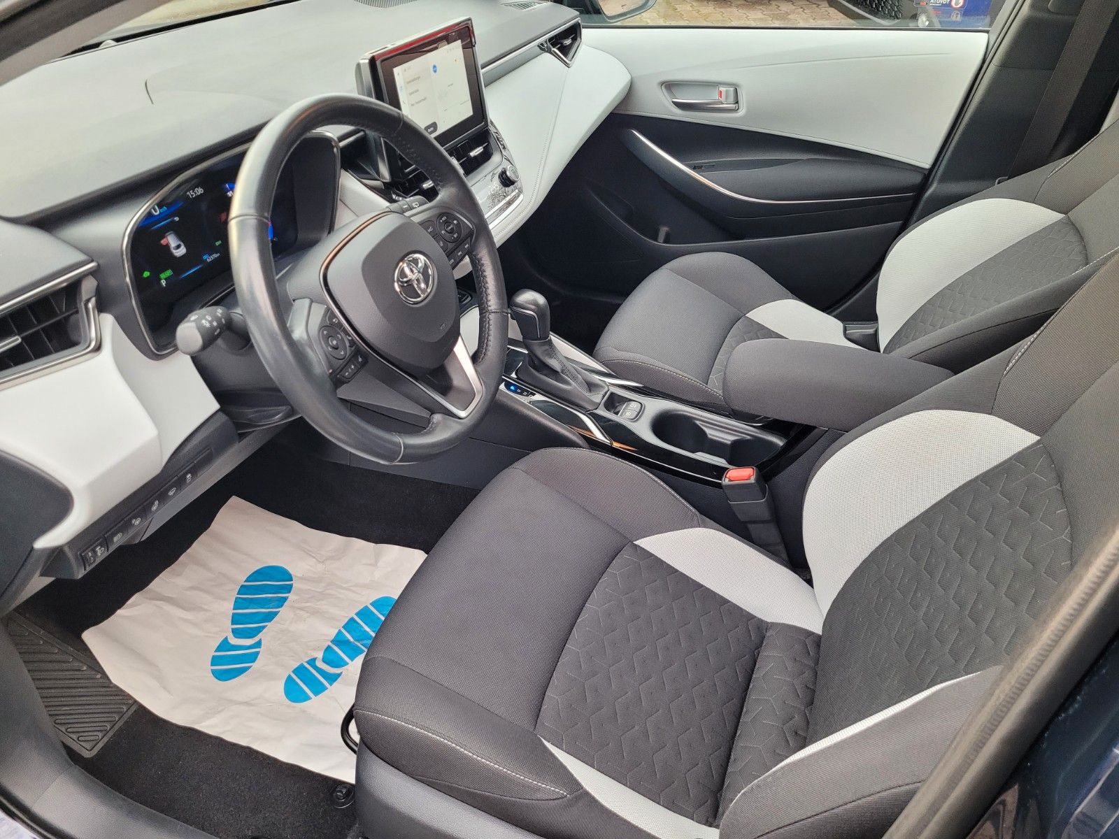 Toyota Corolla Sports Hybrid - Samsaru's Car Outlet