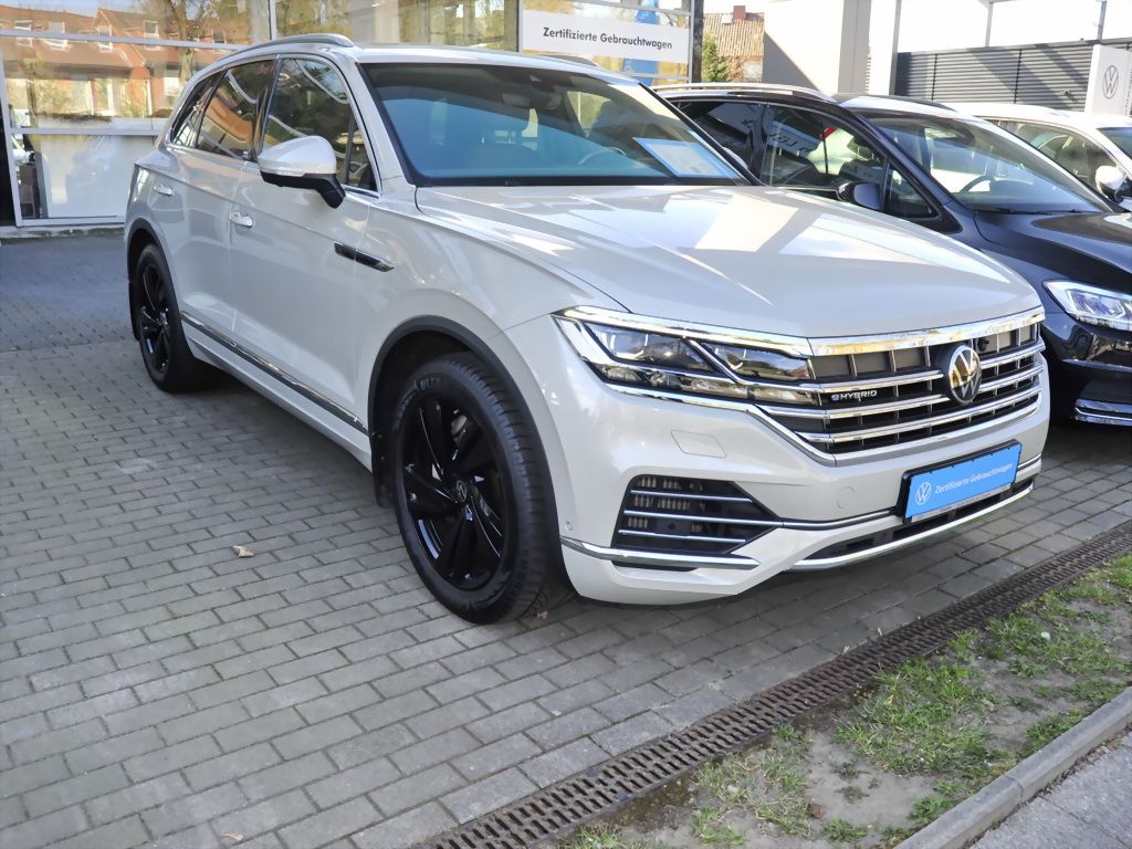 Volkswagen Touareg V6 eHybrid 4M Atmosphere - Samsaru's Car Outlet