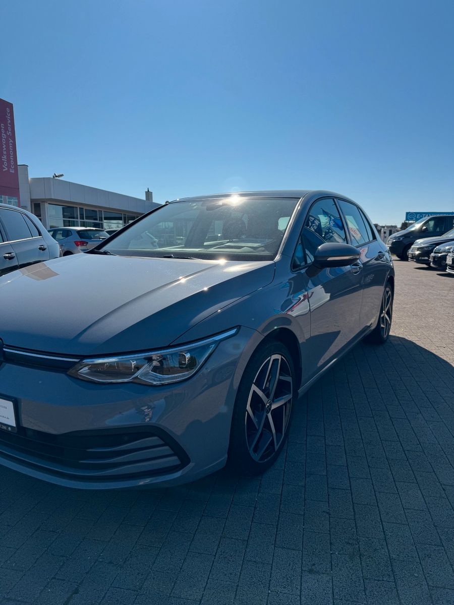Volkswagen Golf 1.5 TSI Life - Samsaru's Car Outlet
