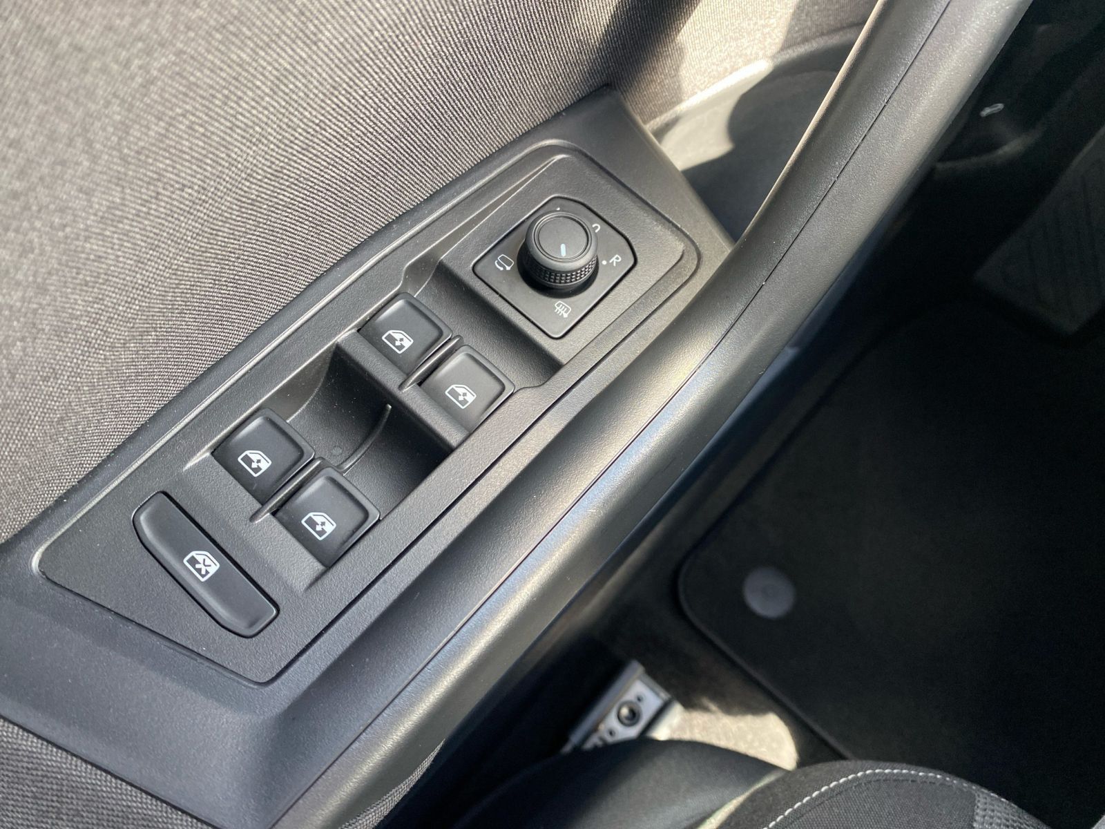 Volkswagen T-Roc 1.5 TSI DSG Life - Samsaru's Car Outlet
