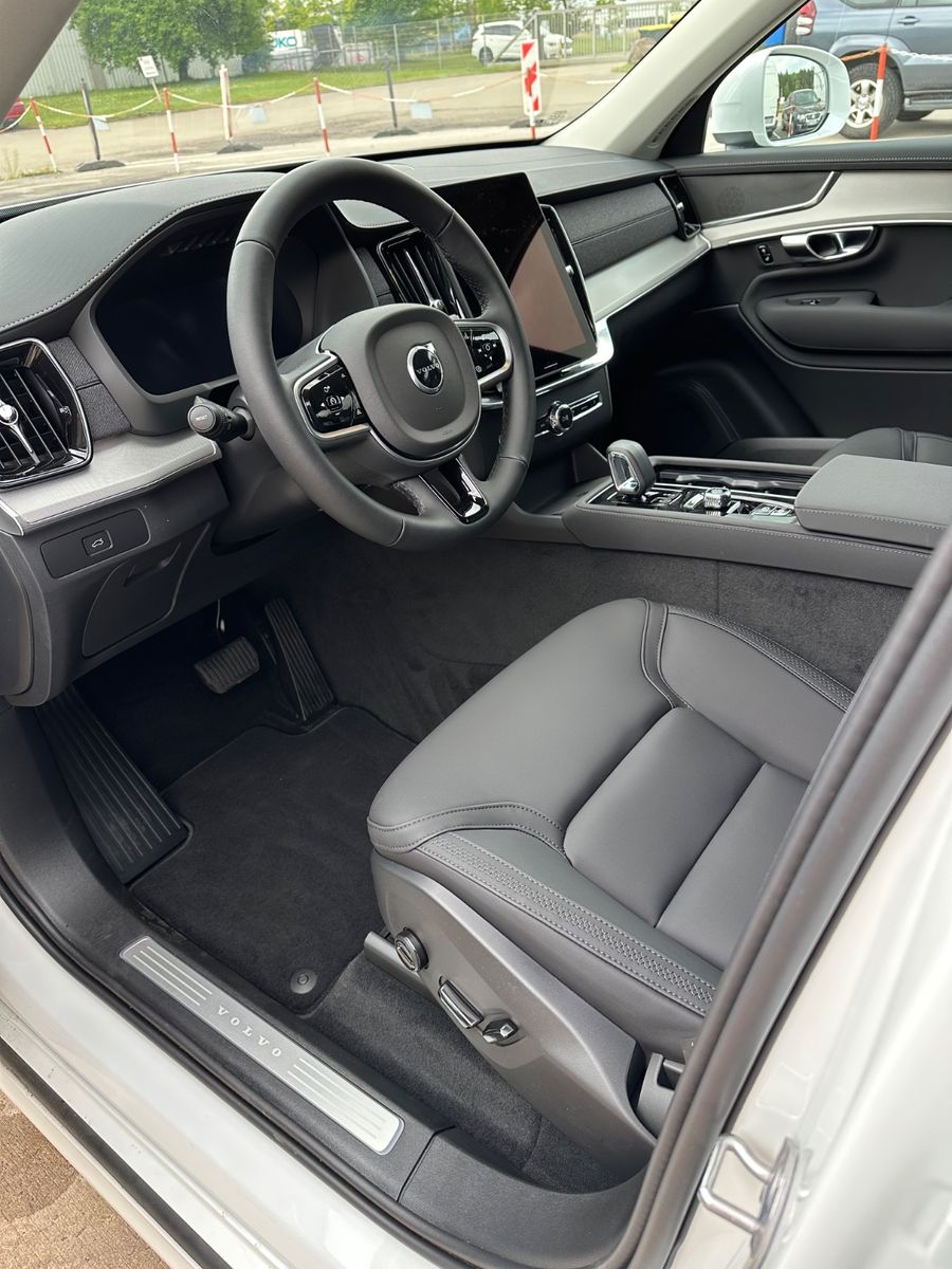 Volvo XC 90 Core AWD - Samsaru's Car Outlet