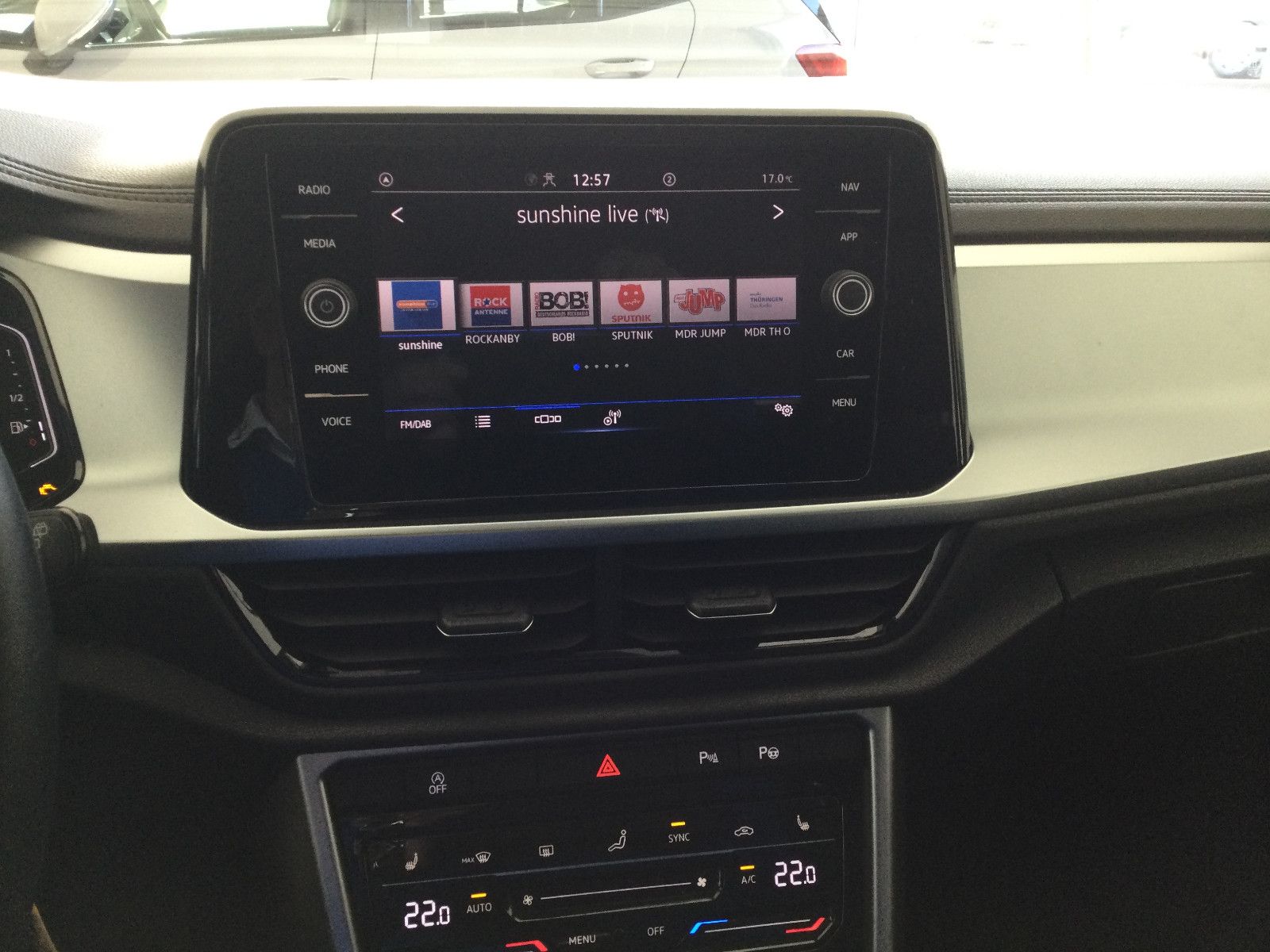 Volkswagen T-Roc Life - Samsaru's Car Outlet