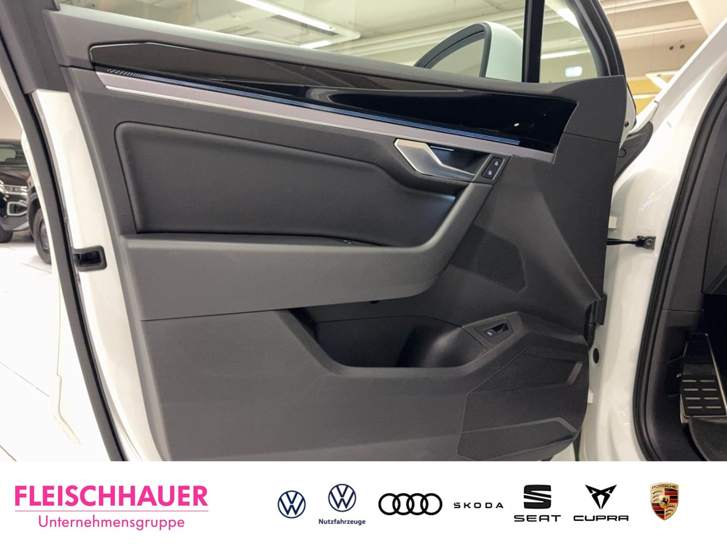 Volkswagen Touareg 3.0 TDI V6 4M R-Line - Samsaru's Car Outlet
