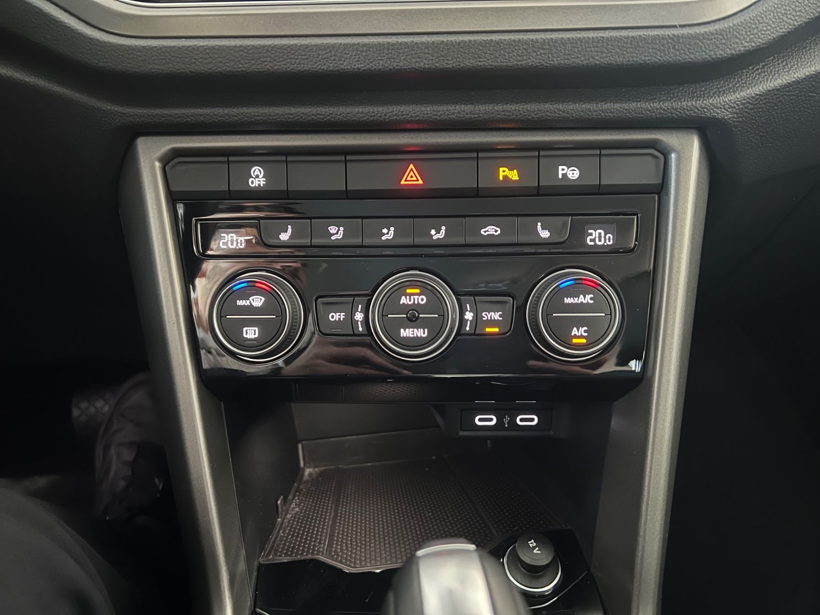 Volkswagen T-Roc 1.5 TSI Style - Samsaru's Car Outlet