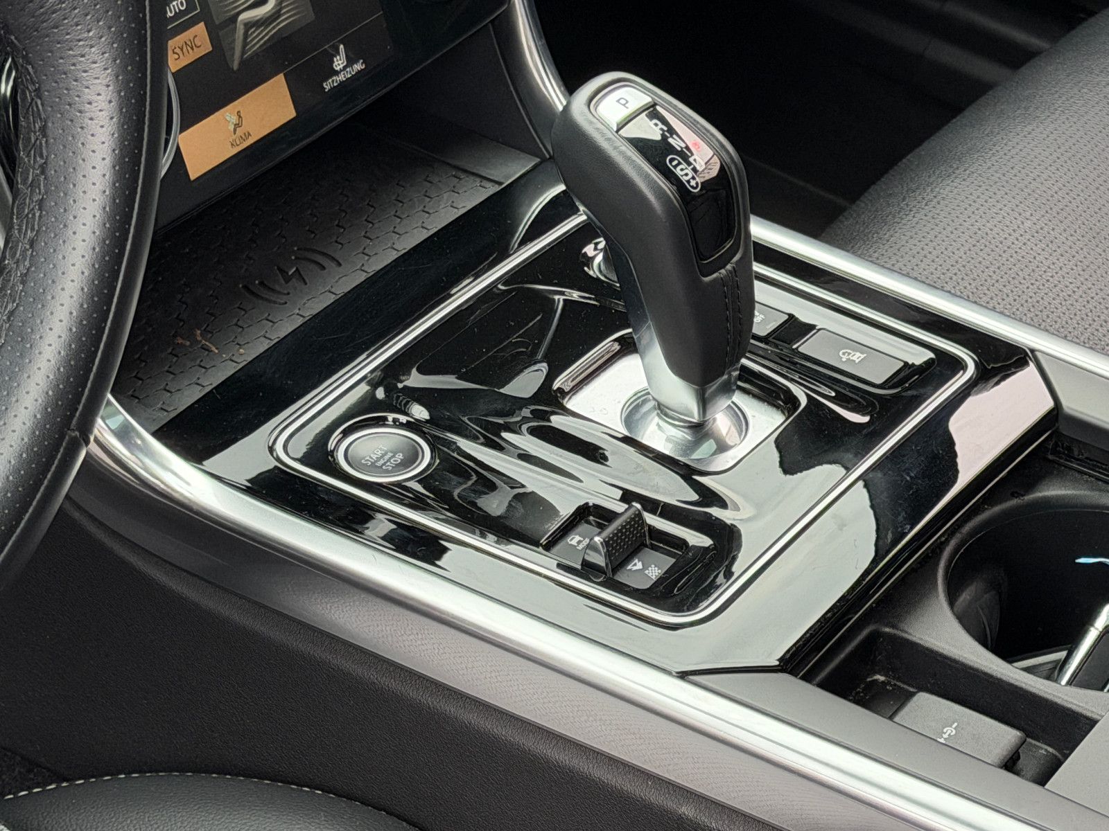 Jaguar XE R-Dynamic Black/PANO/360''KAM/MERIDIAN/LED