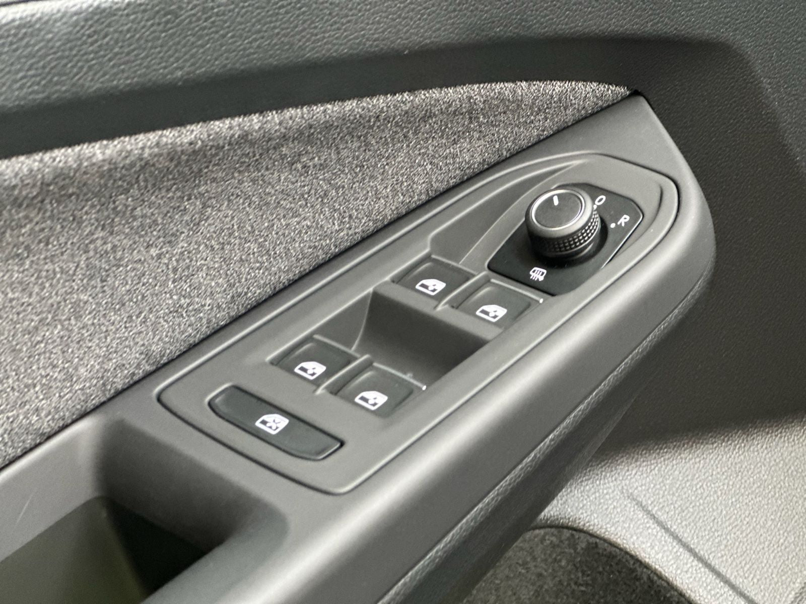 Volkswagen Golf VIII 1.5 eTSI MOVE - Samsaru's Car Outlet