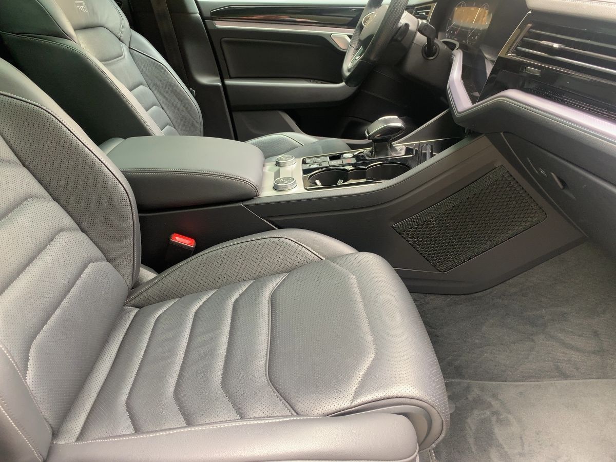 Volkswagen Touareg 3.0 TDI 4M R-LINE - Samsaru's Car Outlet